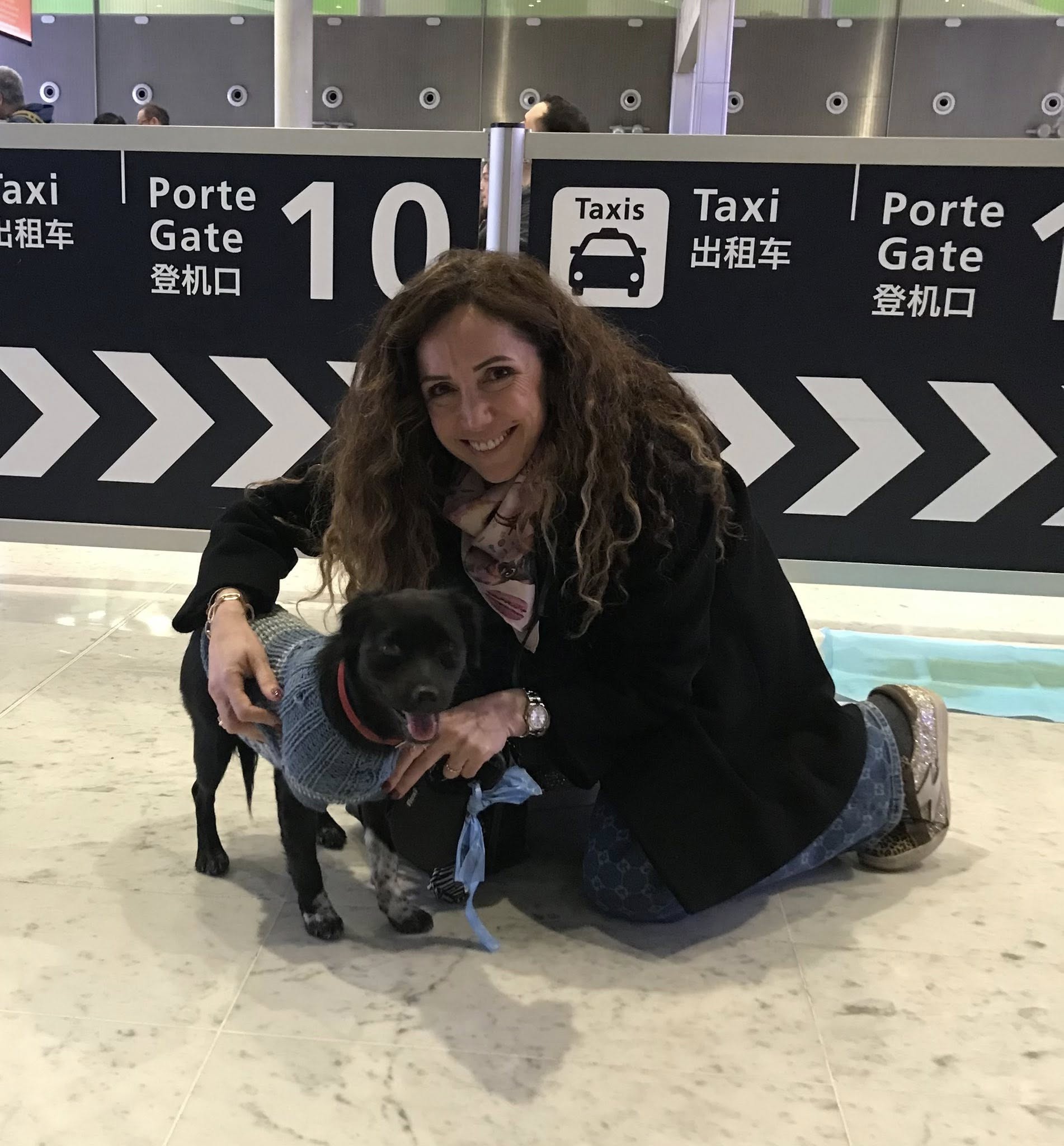 Famille heureuse avec son toutou